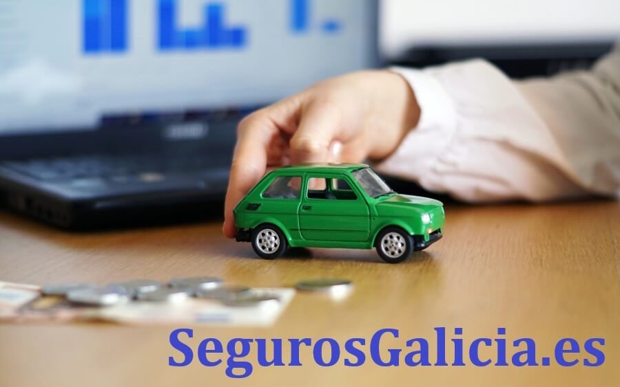 Conductor en Galicia comparando precios y viendo cómo cambiar de seguro de coche en 2026 sin pagar de más