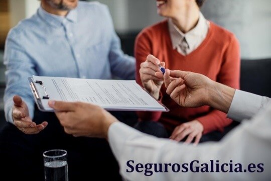 Propietario gallego revisando cómo reclamar al seguro de hogar en Galicia 