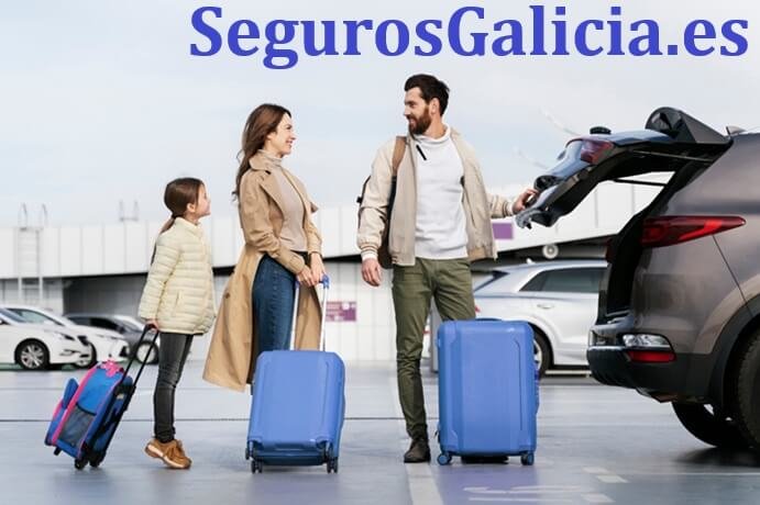 Viajero gallego consultando su seguro de viaje en Galicia 2026 antes de salir de casa