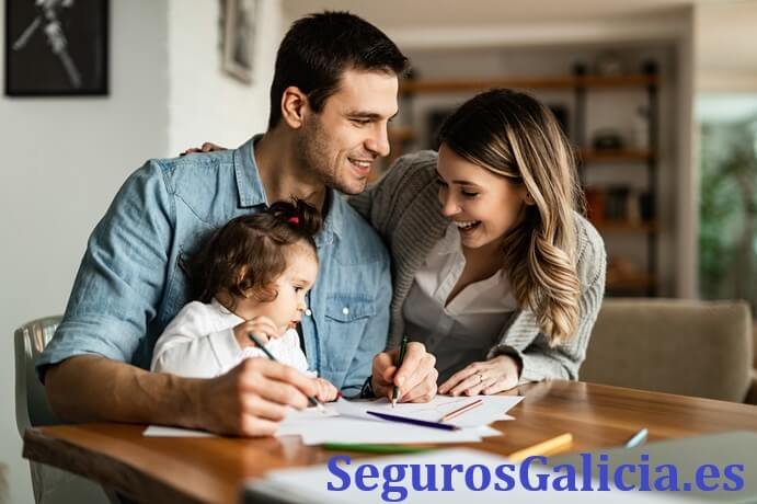 Familia gallega consultando el seguro de vida en Galicia 2026 con un asesor
